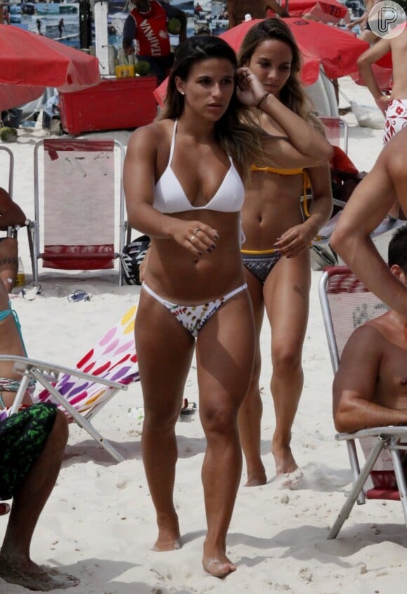A ginasta Jade Barbosa exibe abdômen sarado em dia de praia com amigos