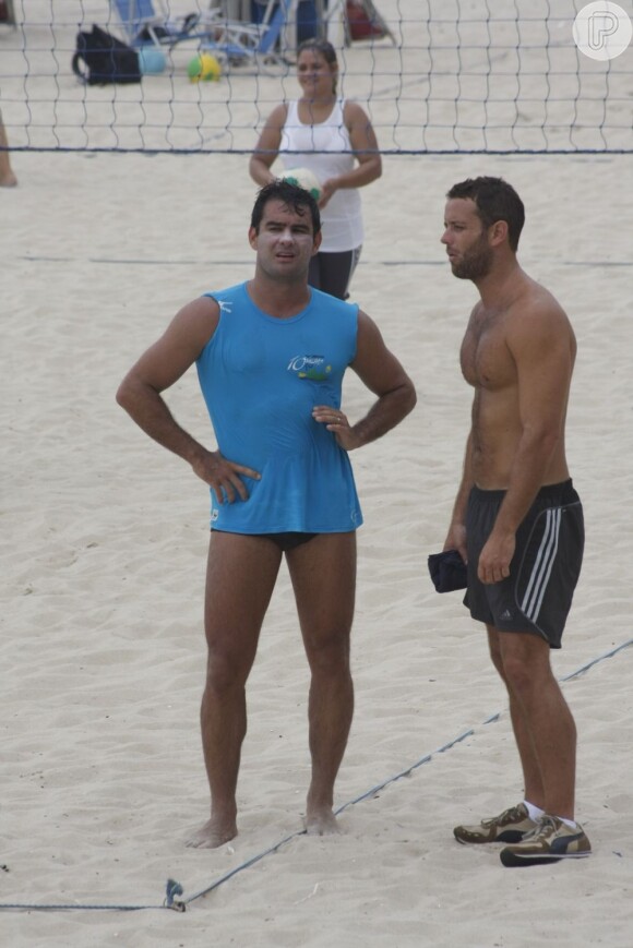 O ator Thierry Figueira também circulou pelas areias cariocas no primeiro fim de semana do verão