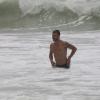 Rodrigo Hilbert mergulha no mar enquanto Fernanda Lima brinca com as crianças