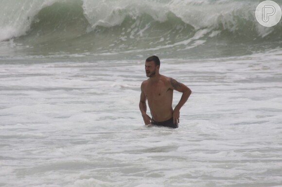 Rodrigo Hilbert mergulha no mar enquanto Fernanda Lima brinca com as crianças