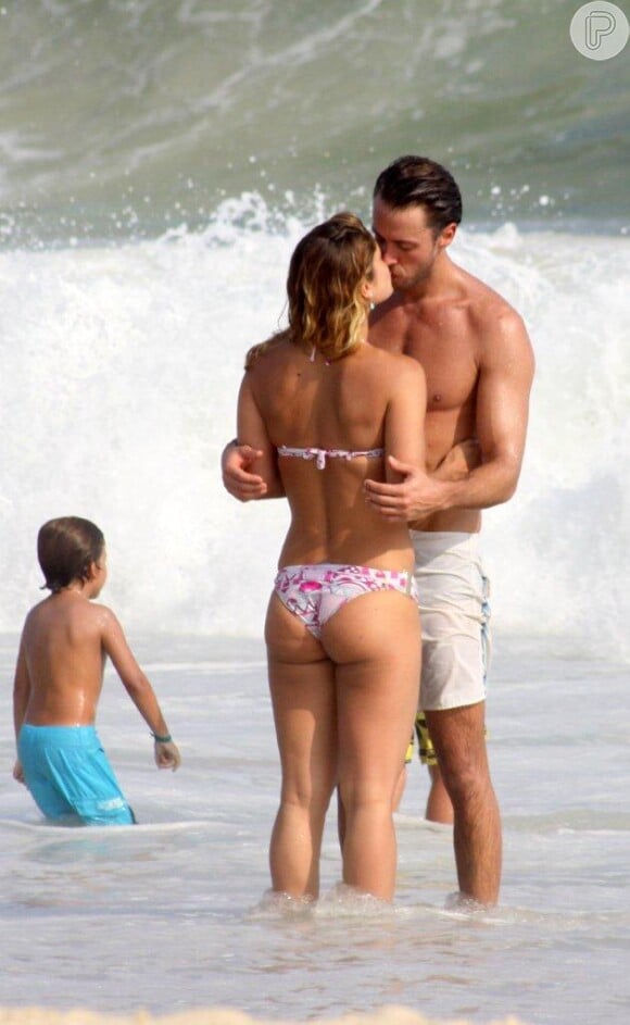 Priscila Fantin aproveita o verão na praia do Leblon com o marido, Renan Abreu, no domingo, 23 de dezembro de 2012