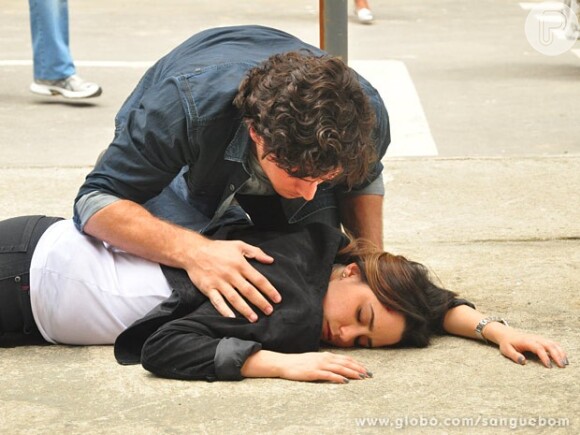 Bento (Marco Pigossi) socorre Malu (Fernanda Vasconcellos), que é empurrada de uma escadaria depois de ser ameaçada de morte por Amora (Sophie Charlotte), em 'Sangue Bom', em 11 de outubro de 2013