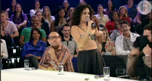 Claudia Ohana tira o blazer e fica de top e barriga de fora durante o programa 'Amor & Sexo'