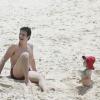 Mateus Solano se divertiu na praia com sua filha Flora
