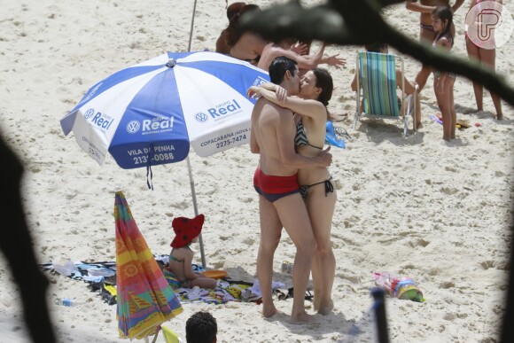 Na areia, Mateus Solano e Paula Braun trocaram muito beijos