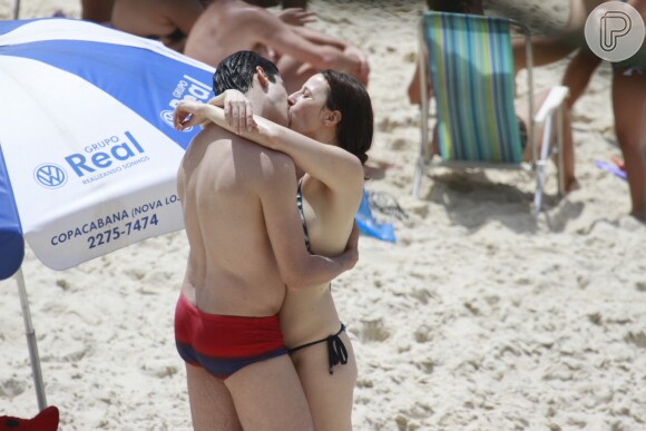 Mateus Solano curtiu o feriado de 12 de outubro de 2013, dia das crianças, na praia ao lado da mulher Paula Braun e da filha Flora. Mateus e Paula trocaram vários beijos apaixonados