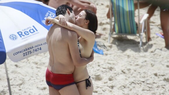 Mateus Solano namora a mulher e brinca com a filha em praia carioca