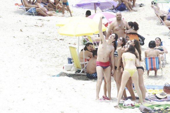 Abordado por fãs, Mateus Solano tirou uma foto ao lado das meninas