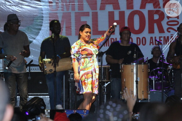 Preta Gil canta para os moradores do Complexo do Alemão, no Rio