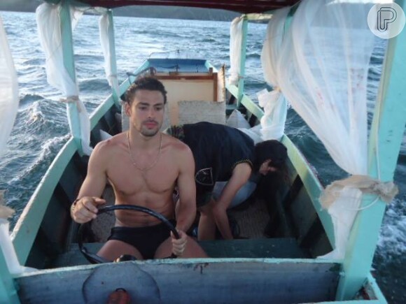 Cauã Reymond faz passeio de barco no Nordeste