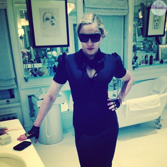 Madonna posou para uma foto em seu banheiro para anunciar que lançará o 'Projeto Secreto Revolução', uma parceria dela com o fotógrafo Steven Klein, será lançado no Brasil
