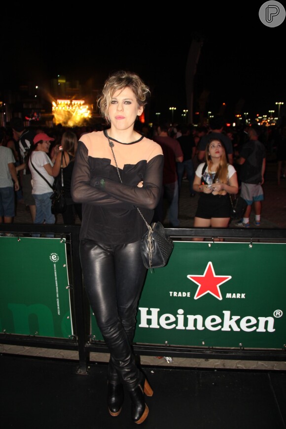 Bárbara curtiu o Rock in Rio com muito estilo e apostou no look preto para a noite de festival