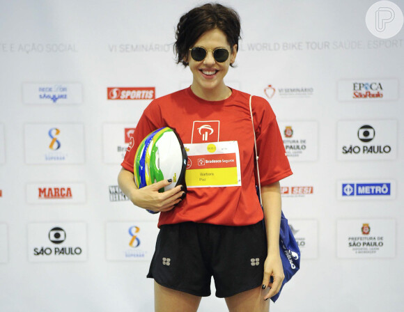 Bárbara Paz participou do passeio ciclístico no aniversário de São Paulo