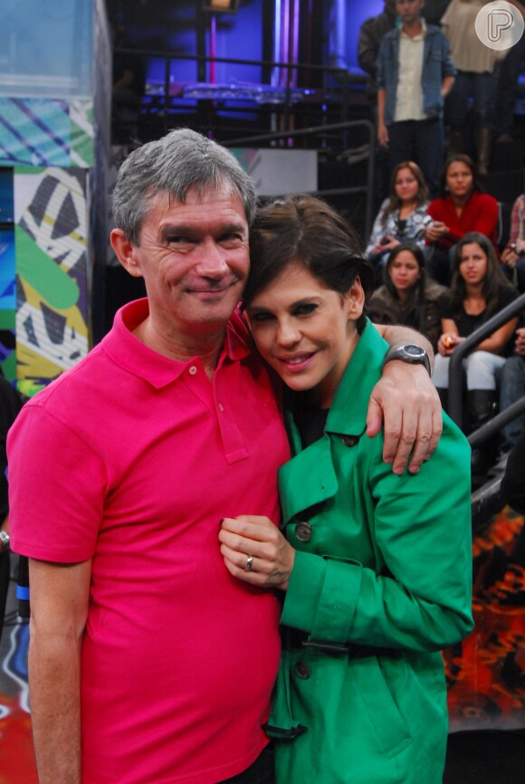 Bárbara Paz e Serginho Groisman posam nos bastidores do programa 'Altas Horas'