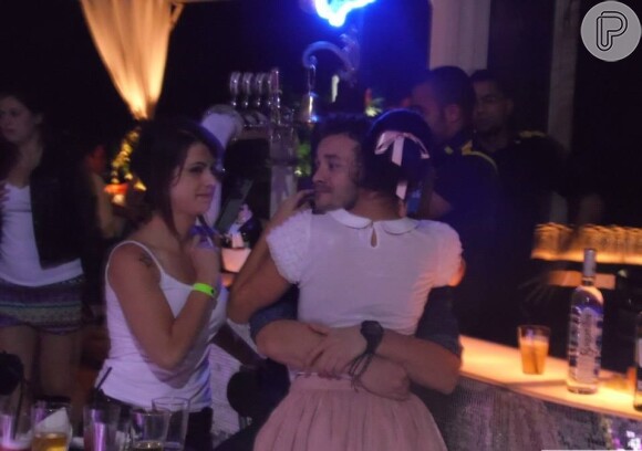 Rodrigo Andrade abraça Joyce de Paulo durante a festa. Casal está junto há cerca de um mês