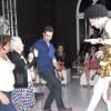 Rodrigo Andrade dança no palco da festa de 30 anos da namorada, Joyce de Paulo
