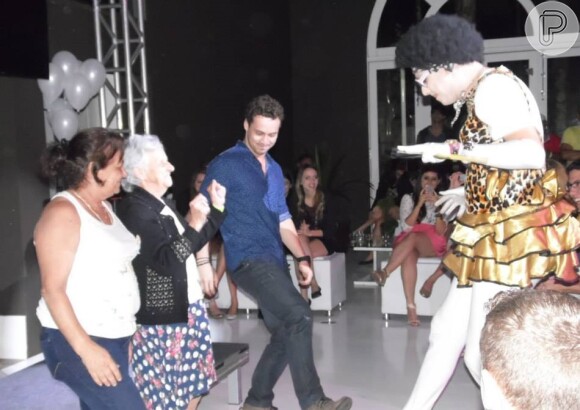 Rodrigo Andrade dança no palco da festa de 30 anos da namorada, Joyce de Paulo
