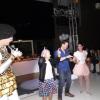 Rodrigo Andrade foi ao palco e dançou ao lado da namorada e de uma das convidadas da festa