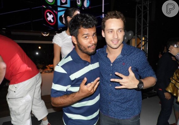 Rodrigo Andrade foi muito tietado na festa de Joyce, que aconteceu no último sábado, 12 de outubro de 2013