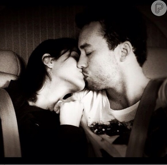 No Instagram, Joyce de Paulo se derrete pelo namorado Rodrigo Andrade: 'Já que é para falar que falem de amor...'. Apaixonado, o ator escreveu: 'Meu presente!'