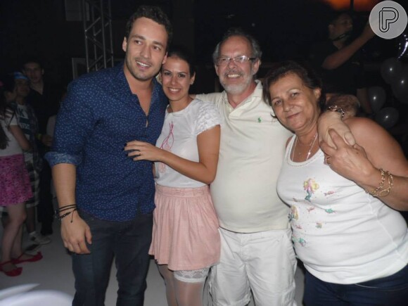Rodrigo Andrade posa ao lado da namorada e dos pais dela, João Francisco de Paulo e Dulcineia Alvares