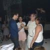 Rodrigo Andrade cumprimenta o pai de Joyce de Paulo, João Francisco de Paulo, no centro da pista de dança da festa de 30 anos da empresária