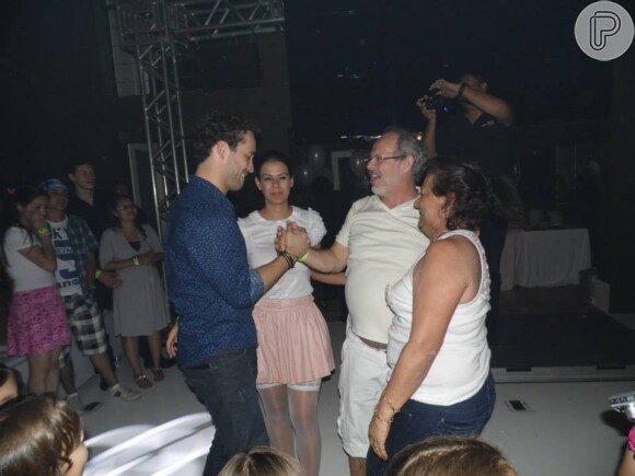 Rodrigo Andrade cumprimenta o pai de Joyce de Paulo, João Francisco de Paulo, no centro da pista de dança da festa de 30 anos da empresária