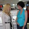 Larissa Maciel exibe barriguinha de cinco meses de gravidez para amiga, atriz Leticia Spiller, na inaguruação de loja de cosméticos em Ipanema, na Zona Sul do Rio de Janeiro, na noite desta terça-feira, 15 de outubro de 2013