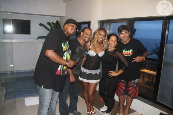 Roberta participou da gravação do clipe dos músicos Samuka e Maludá no início de outubro. Ela gravou cenas sensuais com ao lado do cantor Samuka