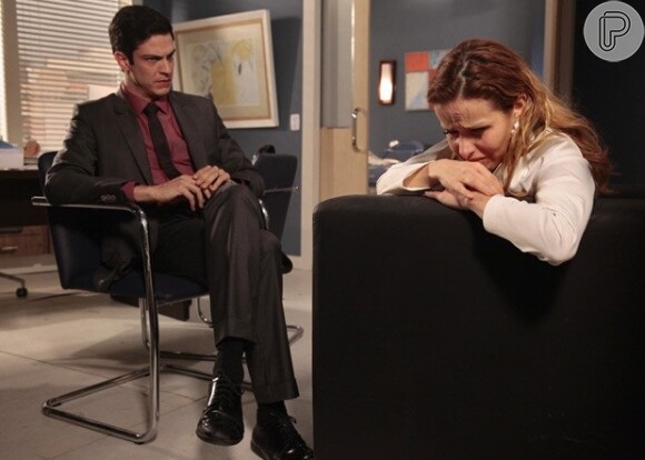 'Mulher que chora na frente do patrão é uó', diz Félix (Mateus Solano), em cena de 'Amor à Vida'