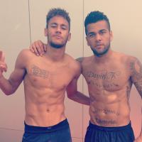 Sem camisa, Neymar e Daniel Alves exibem barriga sarada: 'Trabalhe duro'