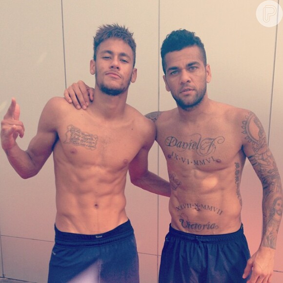 Neymar e Daniel Alves sem camisa em foto compartilhada nesta sexta-feira, 18 de outubro de 2013