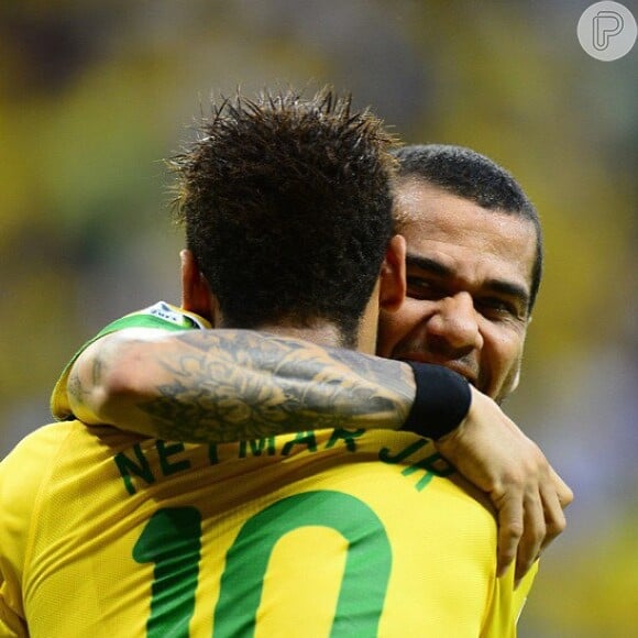 Neymar e Daniel Alves também jogam juntos na Seleção Brasileira