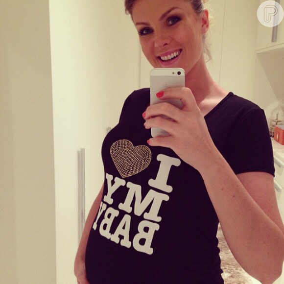 Ana Hickmann está feliz da vida com o desenvolvimento de seu primeiro filho, Alexandre. A apresentadora publicou uma foto com uma camisa escrito: 'Eu amo meu filho'