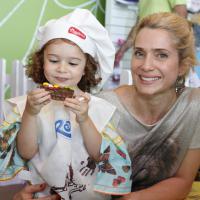 Letícia Spiller confeita bolo com a filha, Stella, em evento infantil no Rio