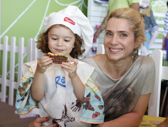 Letícia Spiller posou coma filha caçula, Stella, em um evento promovido por uma marca de bolos em um shopping do Rio