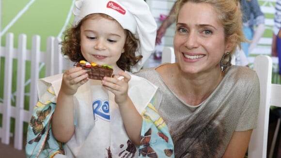 Letícia Spiller confeita bolo com a filha, Stella, em evento infantil no Rio