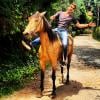 Júlio Rocha postou uma foto no Instagram na qual aparece montado em um cavalo. Será que ele leva jeito ou é só pose?