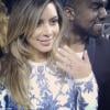 Kim Kardashian exibe seu anel de noivado ao lado de Kanye West, em 21 de outubro de 2013