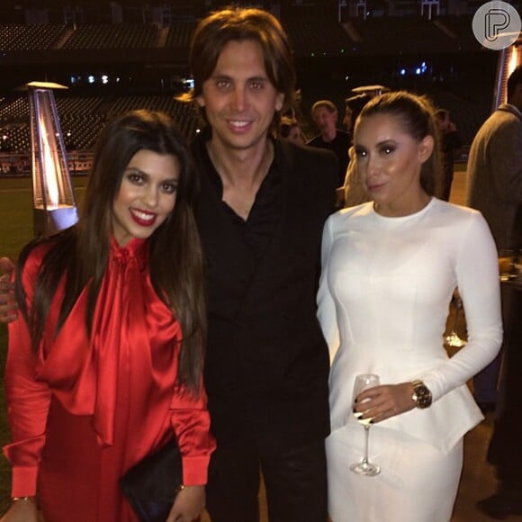 Kourtney Kardashian (de vermelho), irmã de Kim Kardashian, conferiu tudo de pertinho