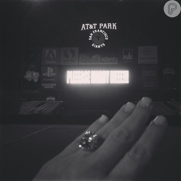 Kim Kardashian mostra o seu anel de noivado da grife de joias Lorraine Schwartz