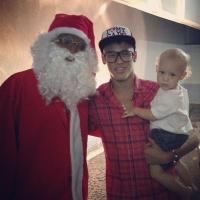 Neymar e o filho, Davi Lucca, comemoram Natal com visita do Papai Noel