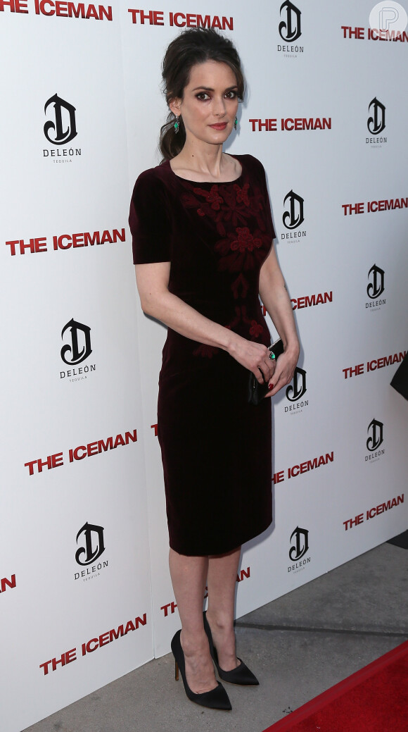 Winona Ryder esbanjou elegância na première de 'The Iceman', na Califórnia