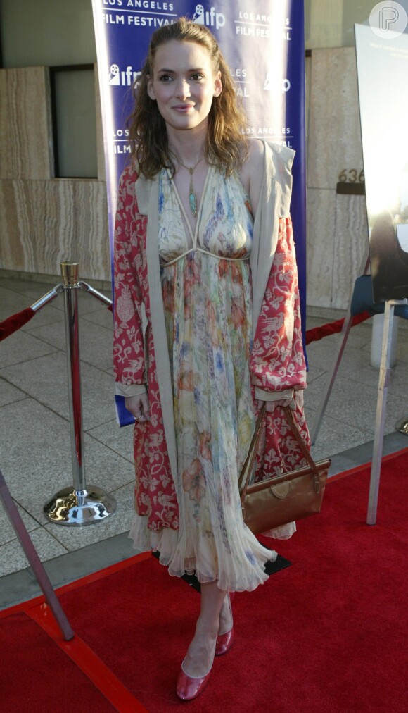 Winona prestigiou o Festival de Cinema de Los Angeles, em 2004, com look inspirado em tendências indianas e hippies
