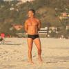 Aos 51 anos, Marcello Novaes exibe boa forma nas praias cariocas