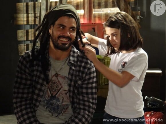 Paulinha (Klara Castanho) já cortou os dreads de Ninho (Juliano Cazarré) por achar o cabelo dele esquisito, em 'Amor à Vida'