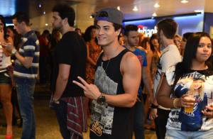 Arthur Aguiar vai a show após término de namoro com Giovanna Lancellotti