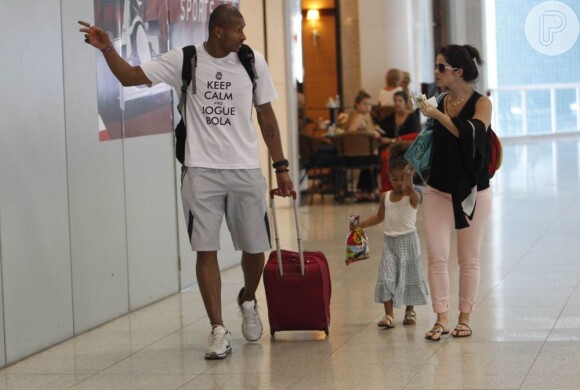 Samara Felippo embarca com a filha, Alícia, e o marido, o jogador de basquete Leandrinho, em aeroporto do Rio, em 25 de dezembro de 2012
