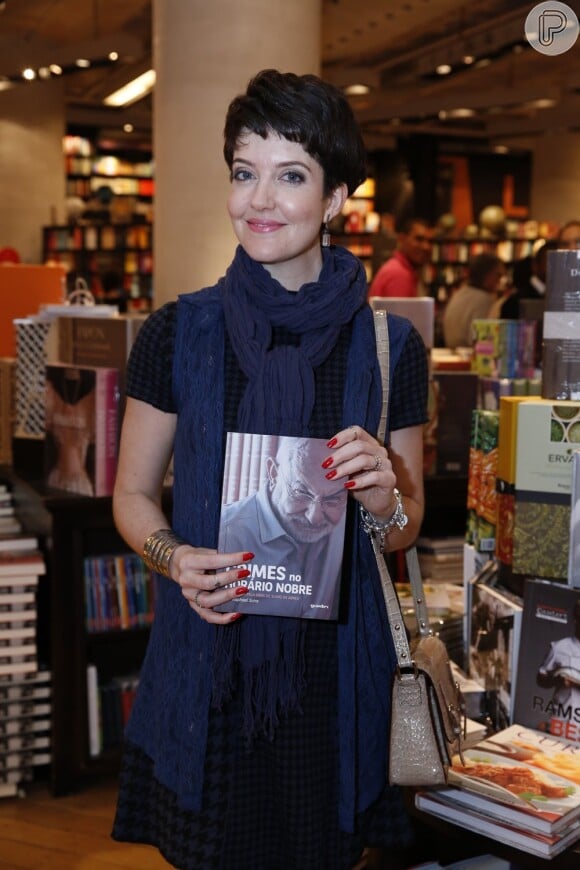 Larissa Maciel prestigiou o lançamento do livro 'Crimes no Horário Nobre - A Teledramaturgia de Silvio de Abreu', do jornalista Raphael Scire, em julho de 2013