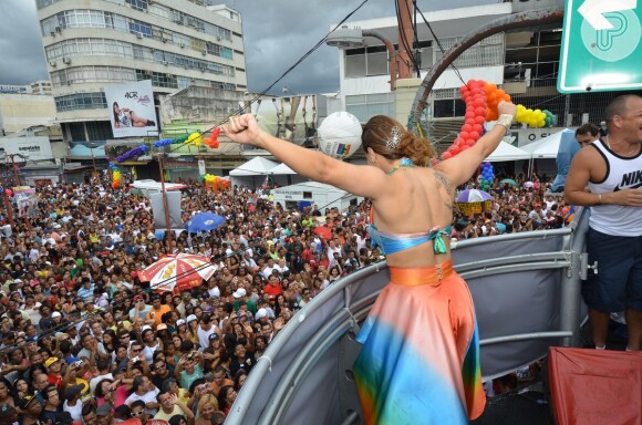 Viviane Araújo cumprimenta o público na Parada do Orgulho LGBT de Madureira, em 27 de outubro de 2013